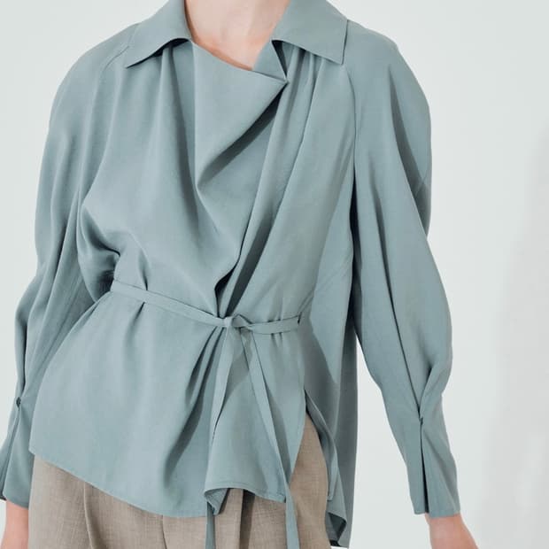 누보텐 코울넥 벨트 블라우스