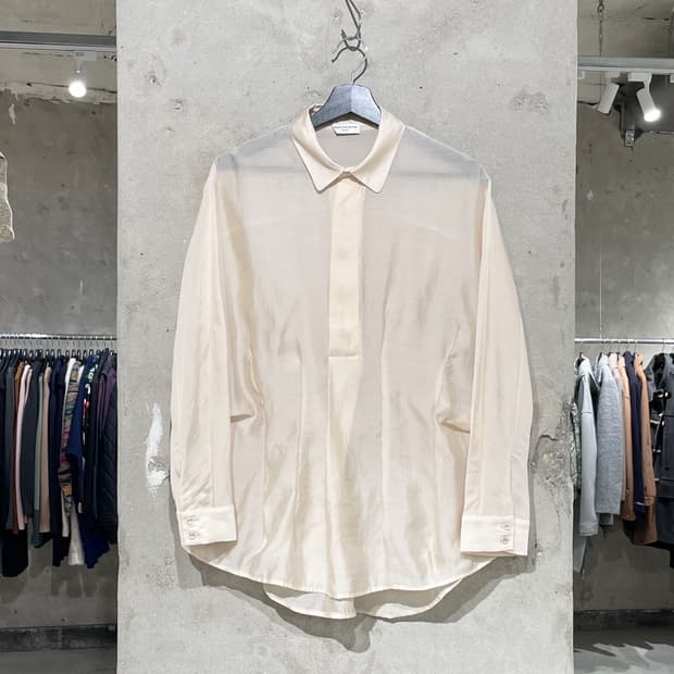 드리스 반 노튼 라이트 베이지 하프 버튼 커브 슬리브 텐셀 블라우스