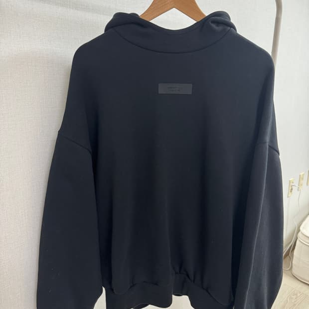 에센셜 후드티 블랙