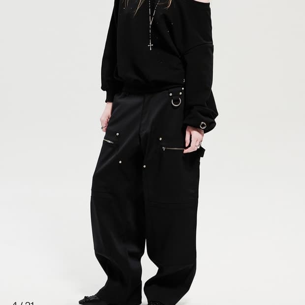 아일렛 큐빅 오프숄더 맨투맨 Eyelet Cubic Off-Shoulde