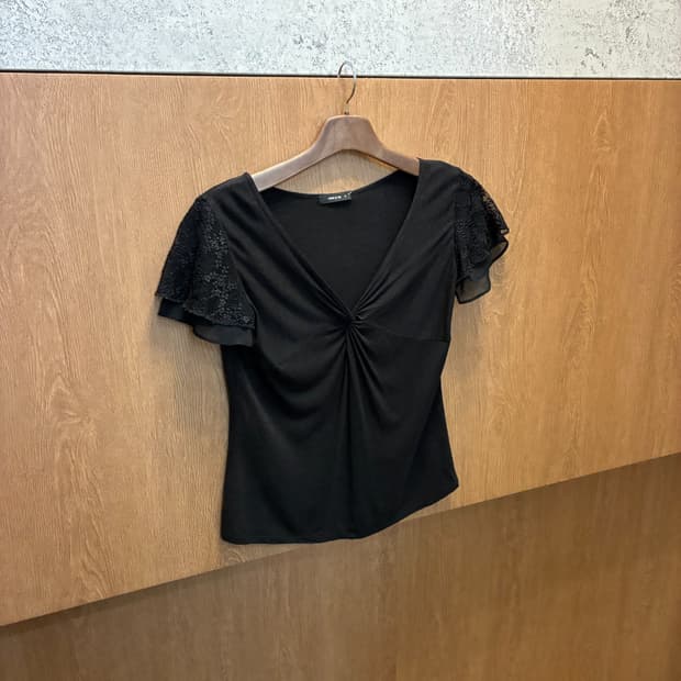 빈티지 반팔 티셔츠 브이넥 레이스 슬리브 셔링 디테일 블랙 k251