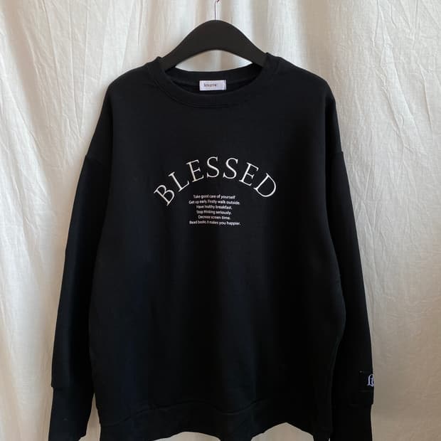 LOURNE 블랙 레터링 맨투맨탑