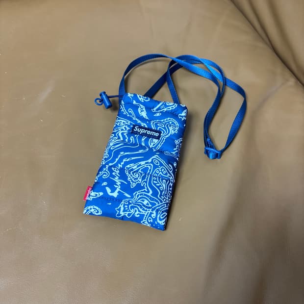 슈프림 퍼퍼 넥 파우치 가방 22fw 블루 페이즐리