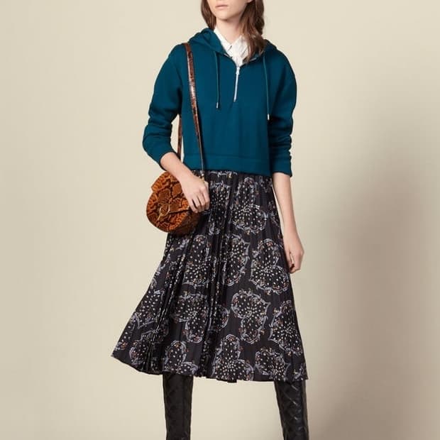 산드로(SANDRO) 레이어드 플리츠 후드 원피스