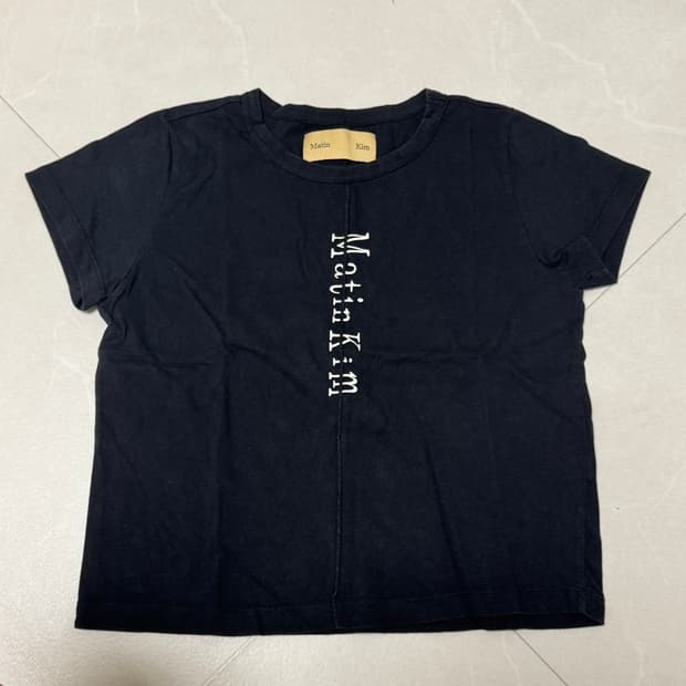 마뗑킴 PINTUCK LOGO CROP TOP IN BLACK