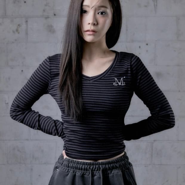 무센트 엠마 브이넥 스트라이프 롱 슬리브 티셔츠 차콜블랙