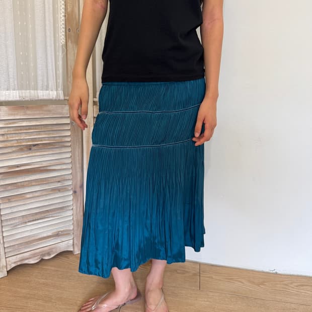 blue pleated skirt