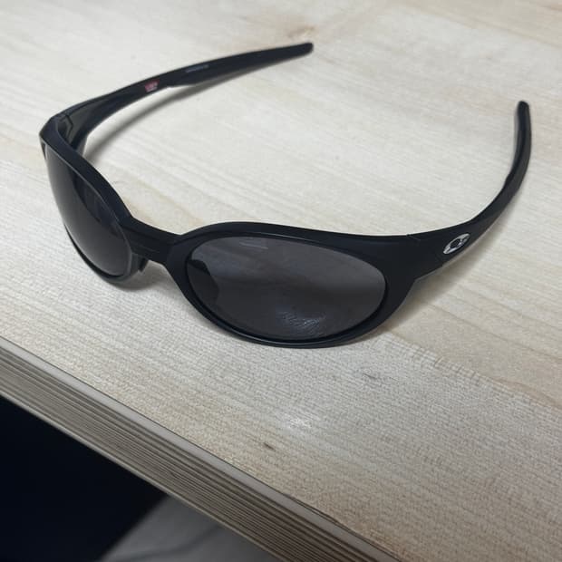 오클리 아이 자켓 리덕스 매트 블랙 프레임 프리즘 그레이 렌즈 하이 브릿