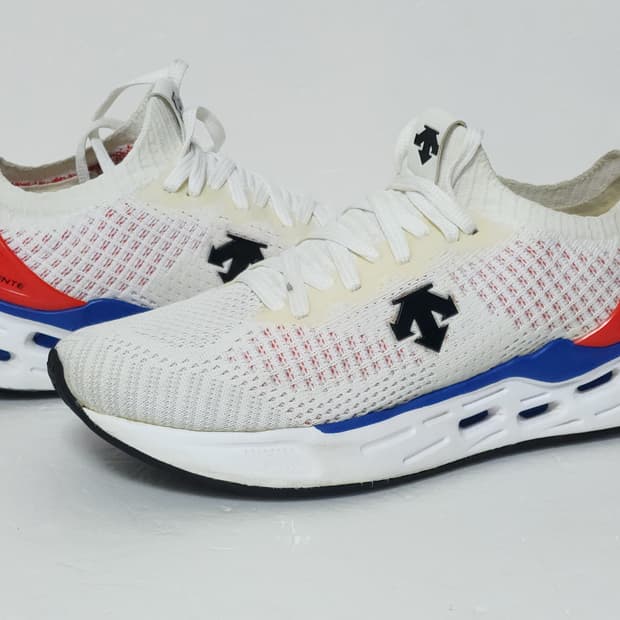 데상트 흰색 운동화 235mm