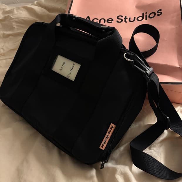 아크네 스튜디오 랩탑백 블랙