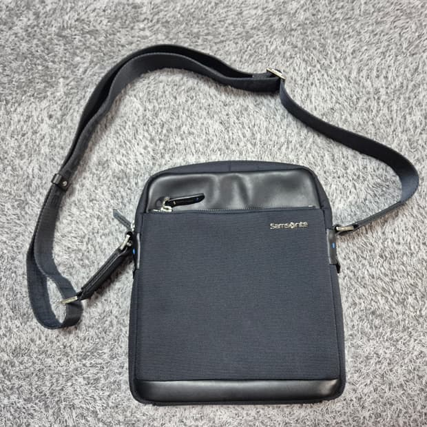 샘소나이트 크로스백