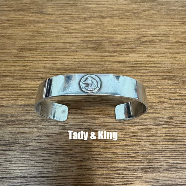 [L] Tady & King 타디킹 울프 뱅글 팔찌