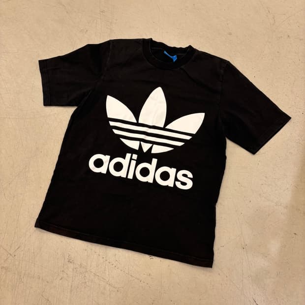 아디다스 빅로고 블랙 반팔티