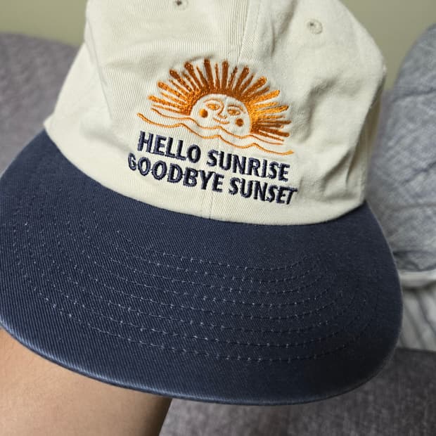 헬로선라이즈 90s 로고 6패널 캡 베이지&네이비