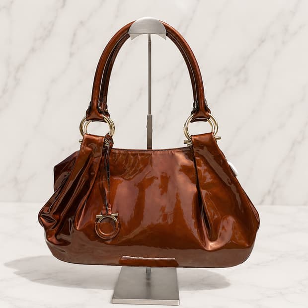 Ferragamo 페라가모 간치니 챰 페이턴트 레더 숄더백