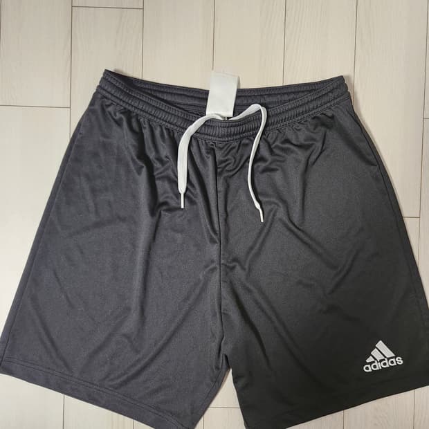 아디다스 블랙 반바지 ent22 sho 사이즈xl(새상품급)
오염 하자없