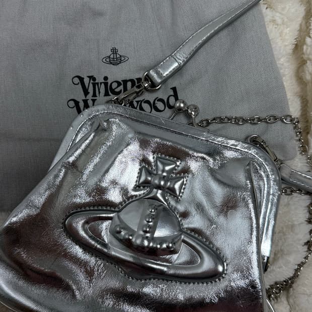 비비안웨스트우드 첼시백 실버