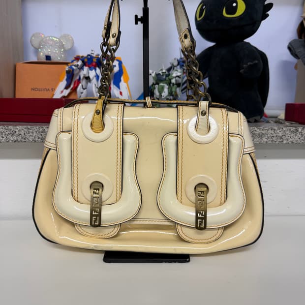 정품) 펜디 FF 버클 아이보리 숄더백 토트백