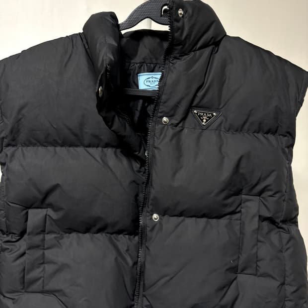 프라다 크롭 조끼패딩 90
