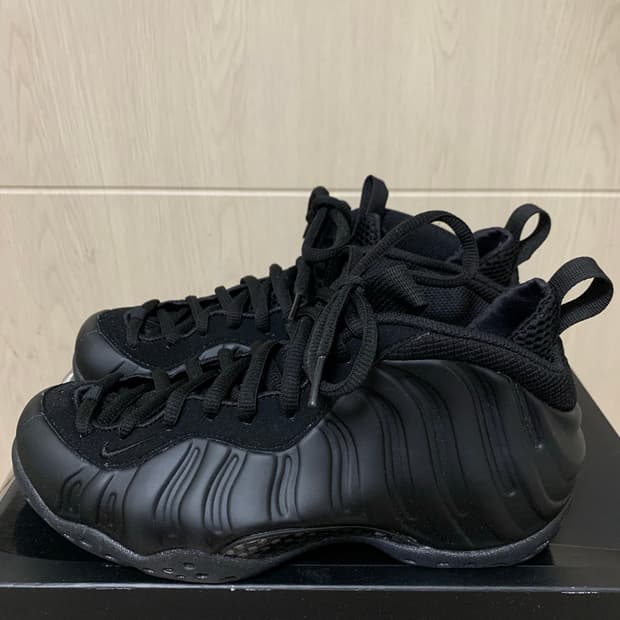 나이키 에어 폼포짓 원 블랙 앤트러사이트