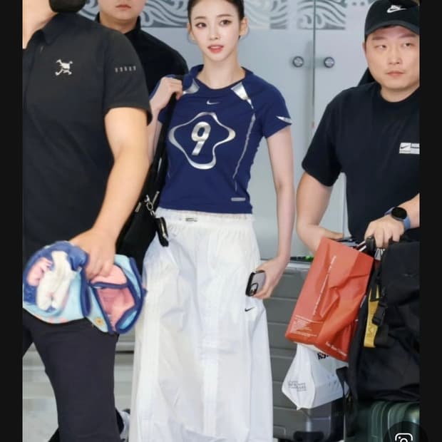 나이키 NSW 칠 니트 카리나 반팔티