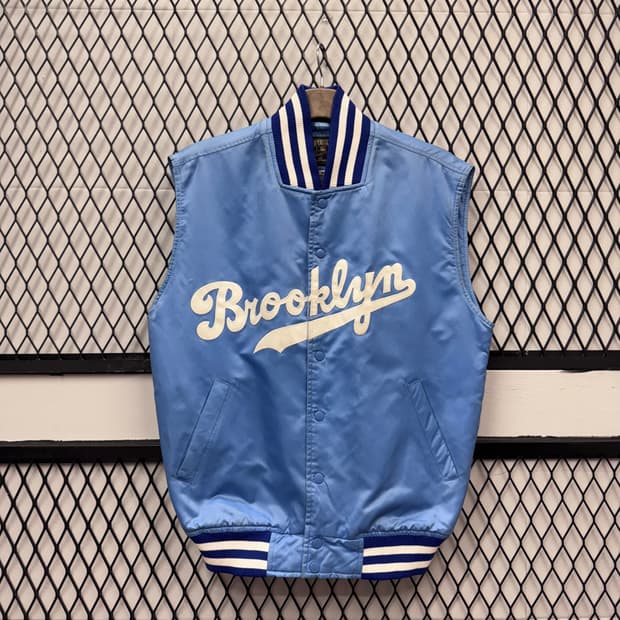 마제스틱 코퍼스타운 바시티 베스트 전면 브루클린 로고 포인트 스카이블루