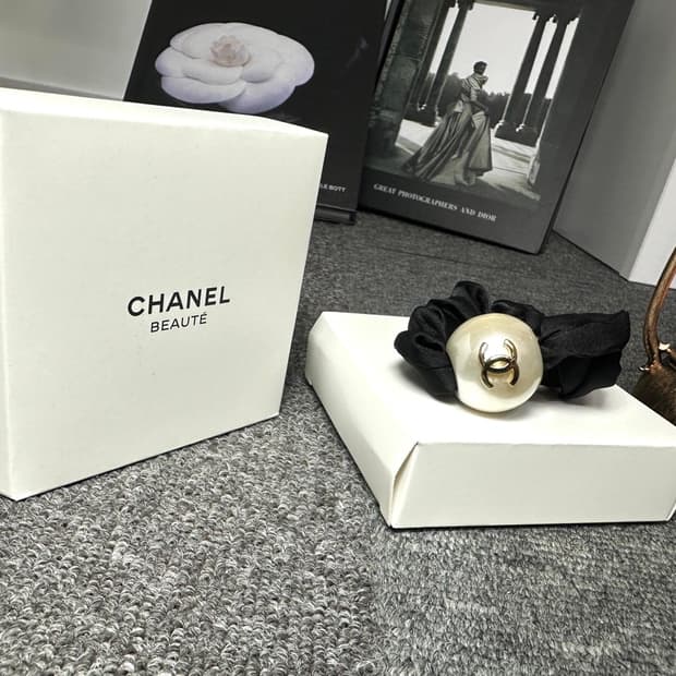 샤넬뷰티 진주 CC로고 헤어슈슈