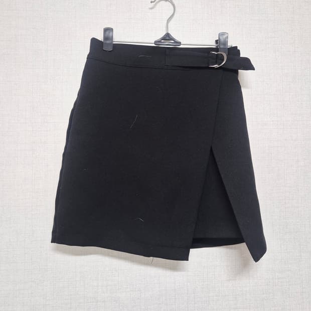 블랙 벨트 포인트 미니스커트