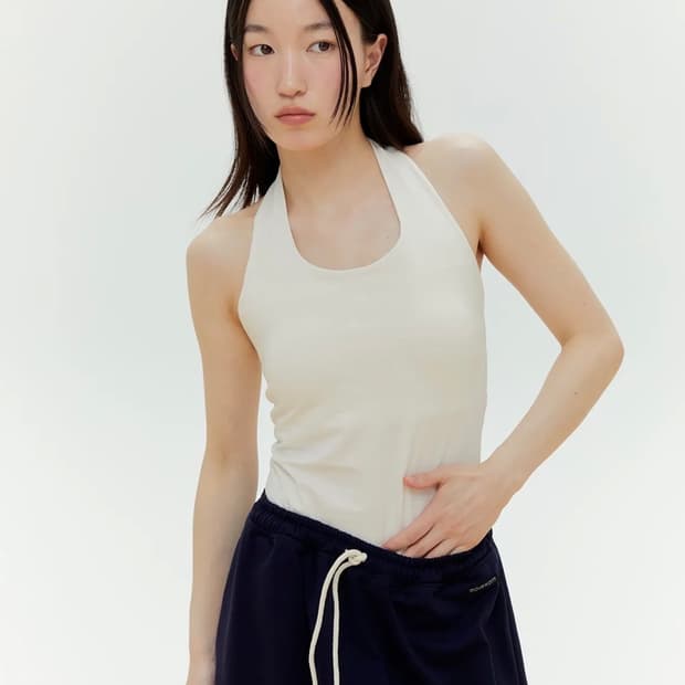 무브웜 홀터넥 탑 블랙/크림 각 3만원, 같이55000원