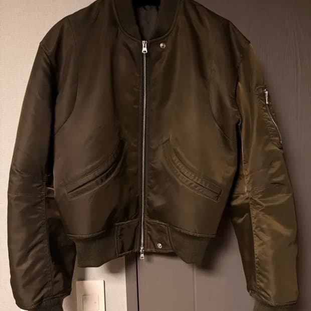 STU 라운드 포켓 봄버 브라운