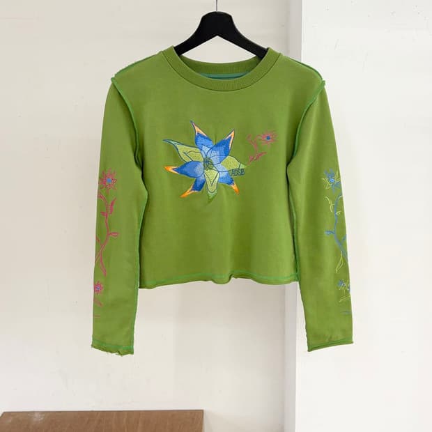 앤더슨벨 그린 크레이지 플라워 크롭 긴팔 티셔츠 
