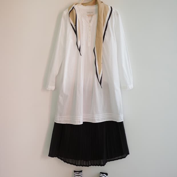 earth music  화이트 레이스 핀턱 원피스