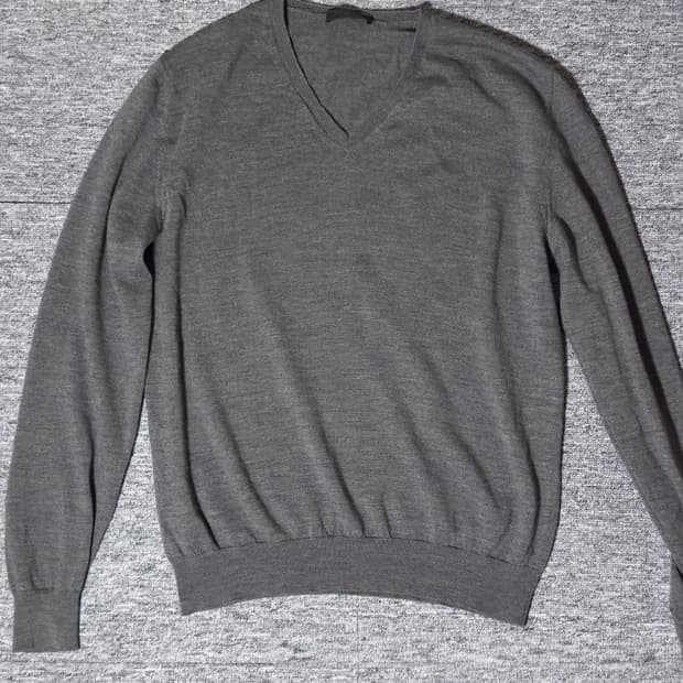 프라다 그레이 브이넥 니트