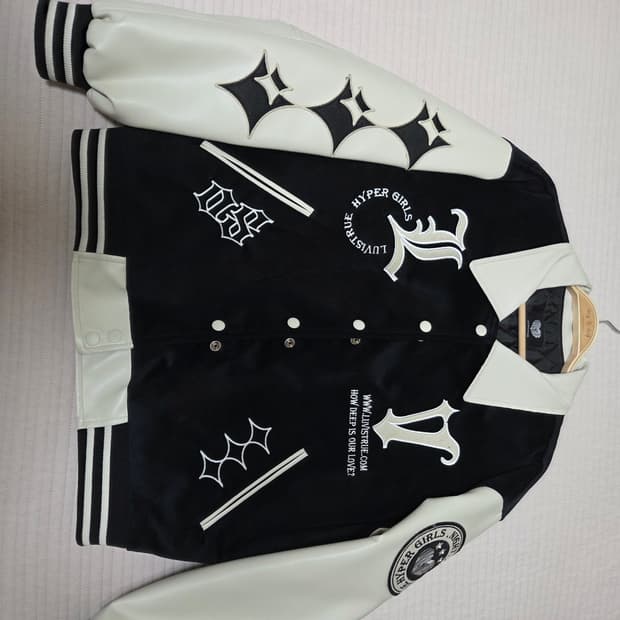 러브이즈트루 바시티 자켓