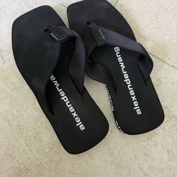 알렉산더 왕 AW 로고 플립플랍 쪼리 블랙