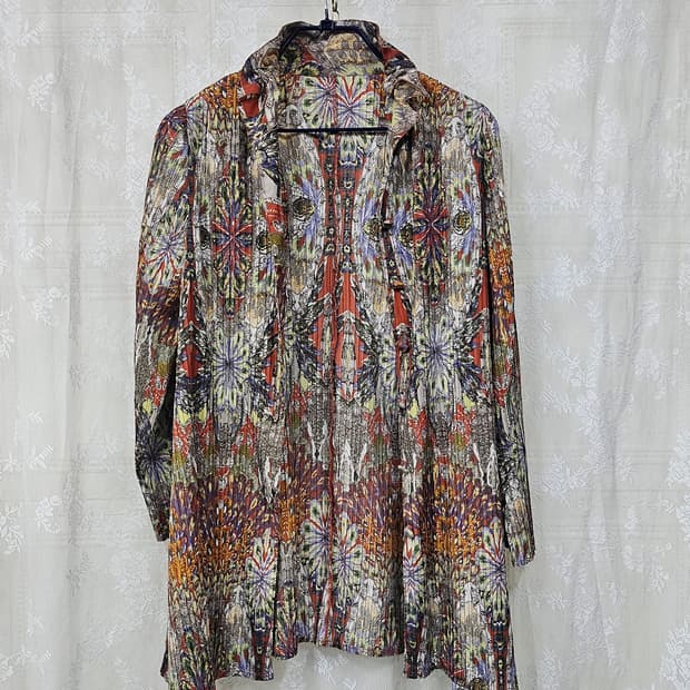 플리츠 주름 패턴 블라우스 