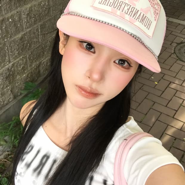 러브이즈트루 X 휴레걸 콜라보 스냅백 모자