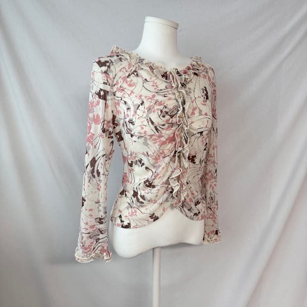 셔링 버튼 프릴 블라우스