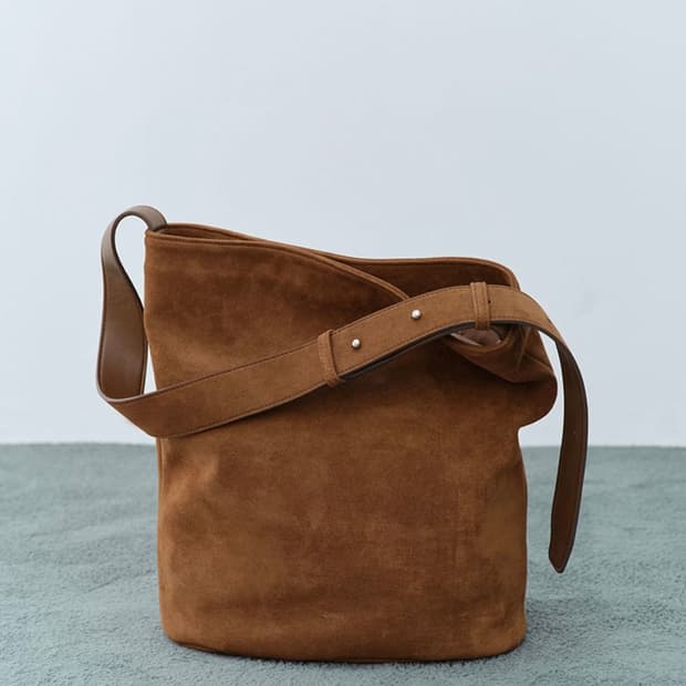 오브히 스웨이드 버킷백 브라운