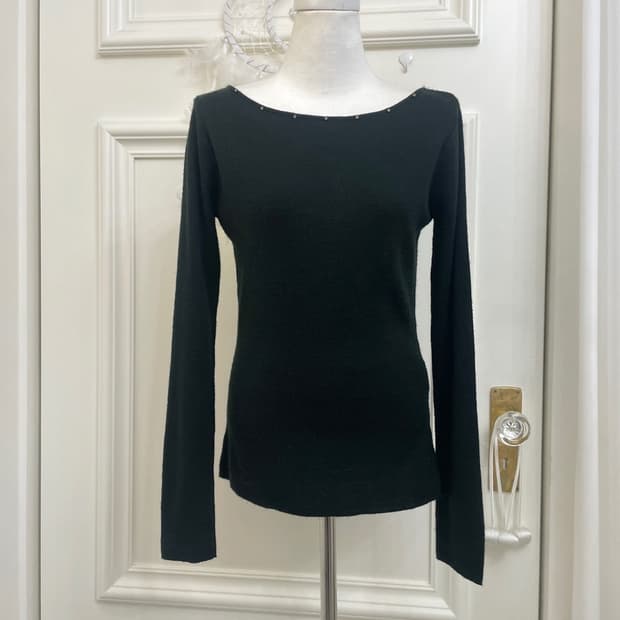 black neck stone point basic knit top
