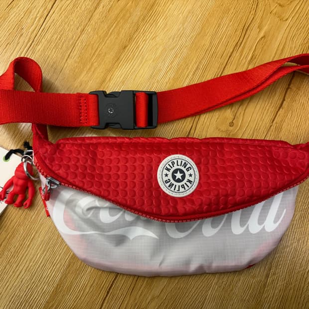 키플링 코카콜라 콜라보 힙색 레드 새상품