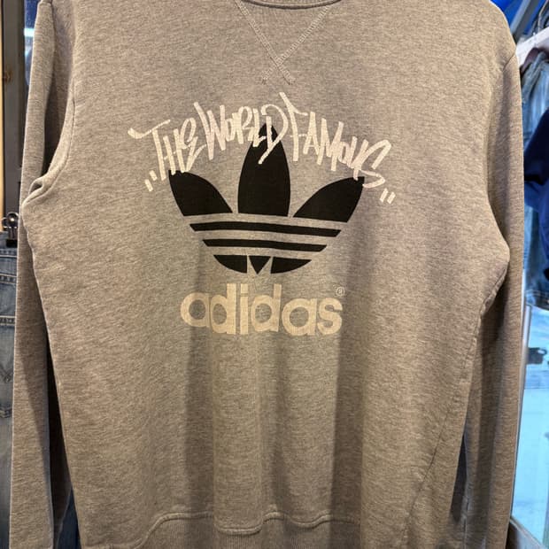 아디다스 빈티지 그레이 맨투맨 