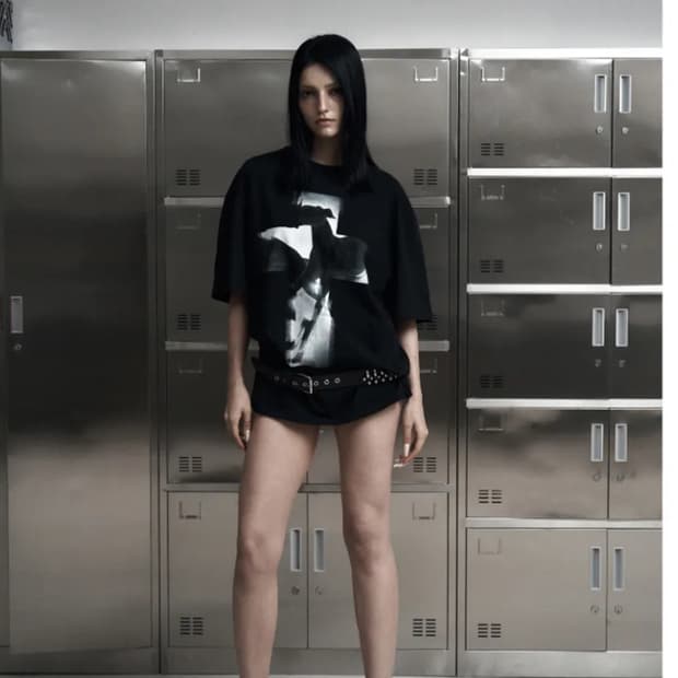 오도어 Holly dog box tee