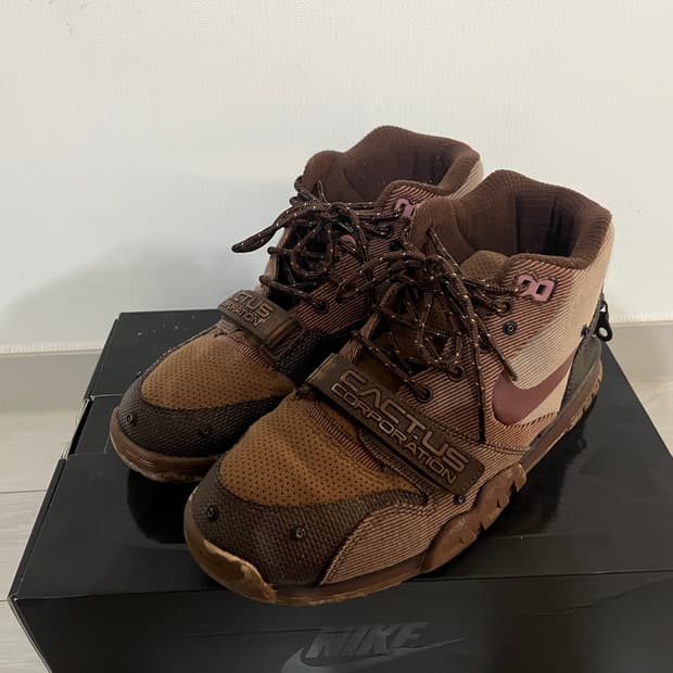 나이키 x 트래비스 스캇 에어 트레이너 1 아키오 브라운 앤 러스트 핑크