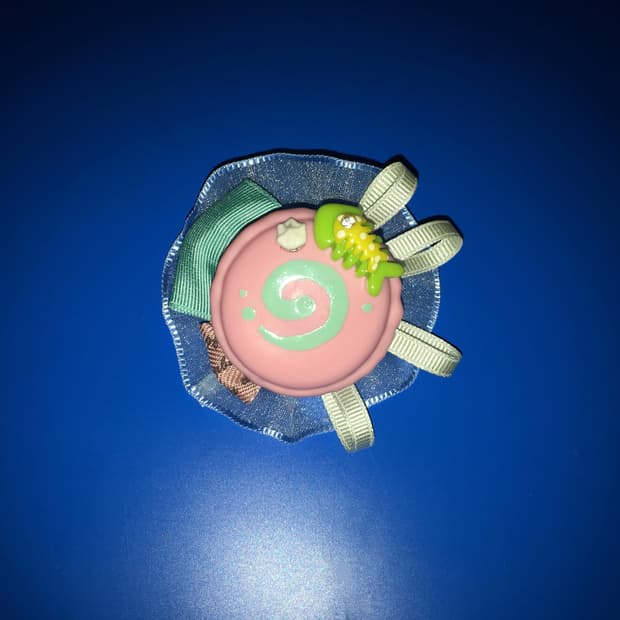 [handmade] Bone hammer macaron brooch