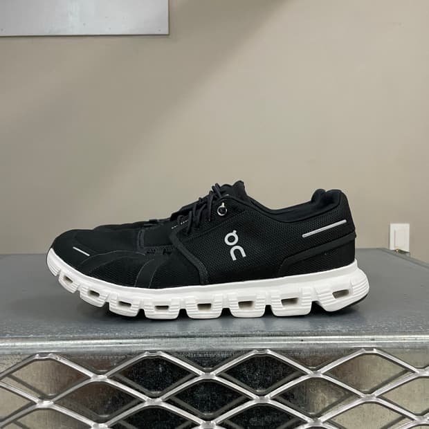 온러닝 클라우드 6 블랙 화이트 275 (gr-5375)