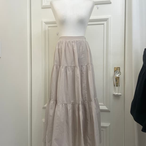 beige back banding tired long skirt