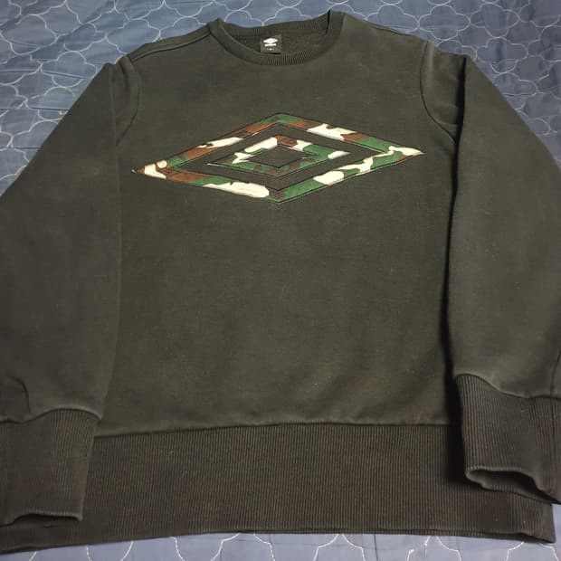 (단종매물) 엄브로 PYU로고 카모 패치 맨투맨 블랙 (S)