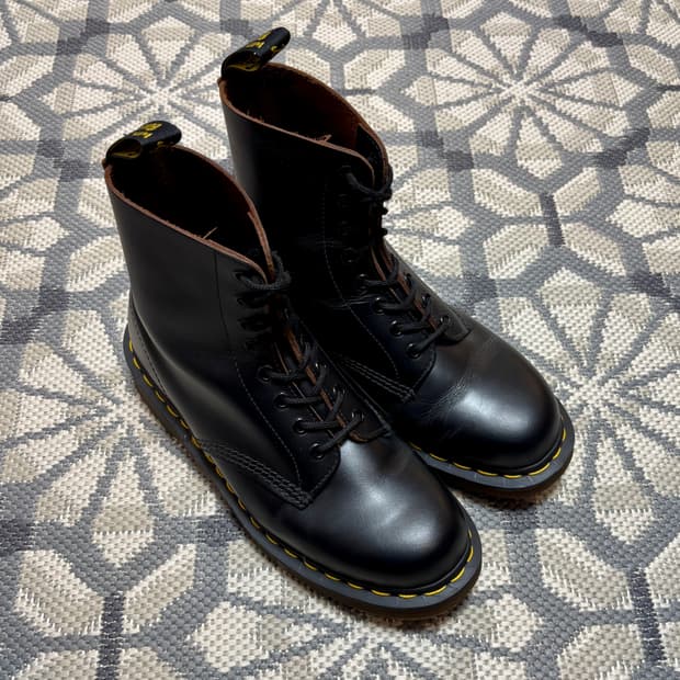 (260) 닥터마틴 1460 빈티지 MIE 8홀 레이스업 부츠 블랙