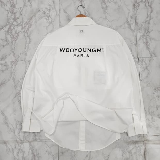 정품 우영미 22s 백로고 화이트 셔츠